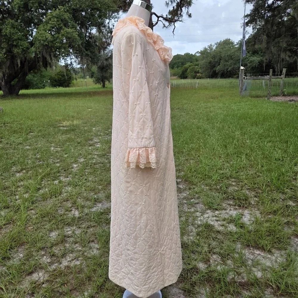 Vanity Fair Vintage 1960s Pink Quilted House Dress Cozy Robe Lace Piping 12